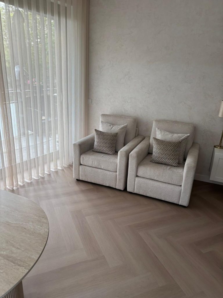 Visgraatvloer bij twee fauteuils