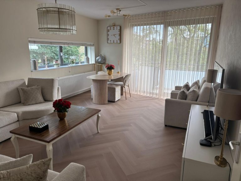 Visgraatvloer in een ingerichte woonkamer
