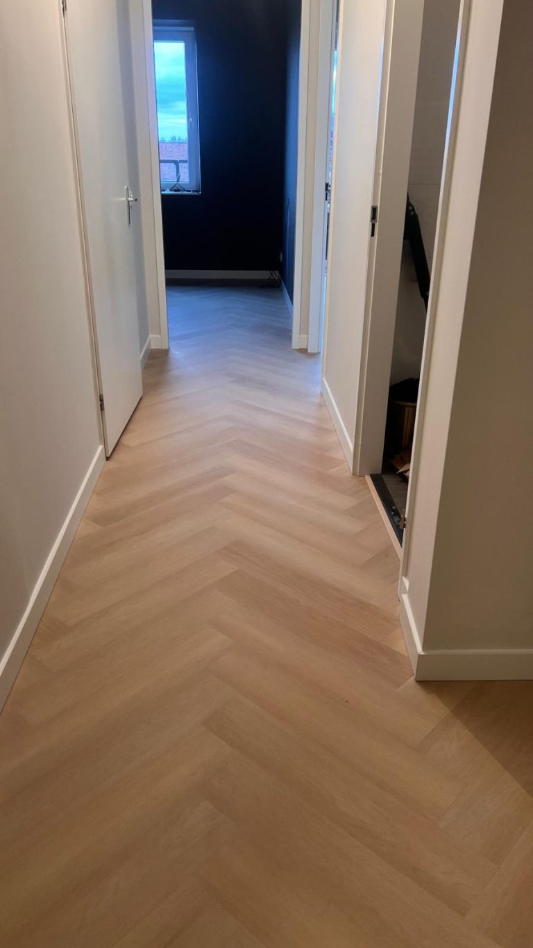 Visgraatvloer doorlopend in een gang