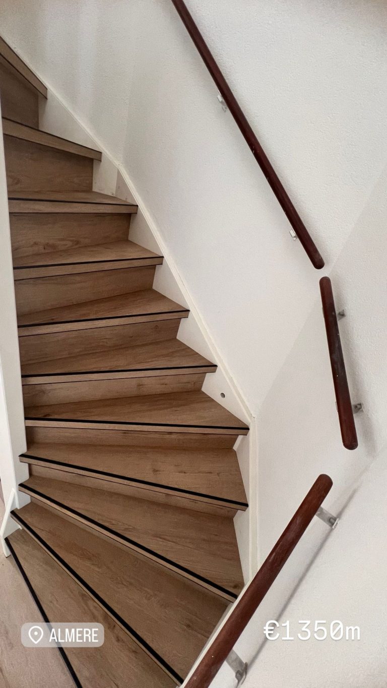 Trap met houtlook-treden en houten trapleuning