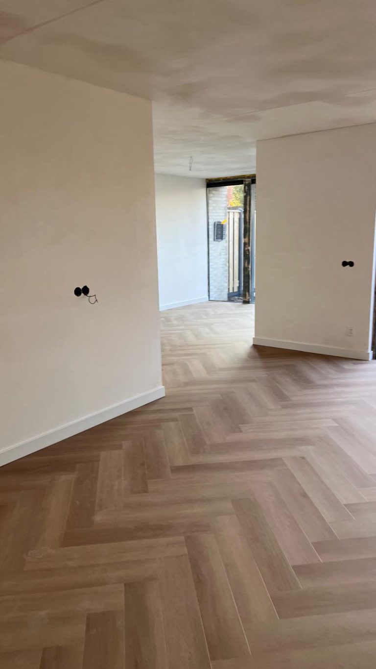 Visgraatvloer in een lege kamer